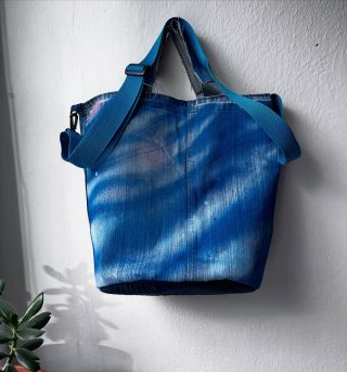 Džíny po restartu – teď ve verzi taška. 🌀 Modrá, co má příběh. Taška, která si už jednou žila. Z džínsů, co se nadechly...