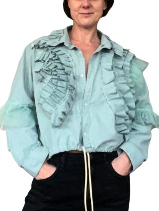 Mintová košile, která si jede vlastní módní směr 💚 Ten odstín je teď hodně in – a ty volány? Nejsou jen volány. Jsou to...